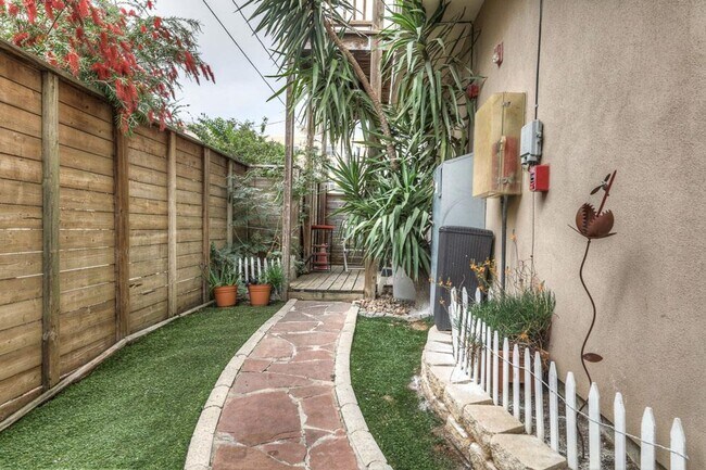 Building Photo - Well-Maintained Union Square Beauty With Skyline Views