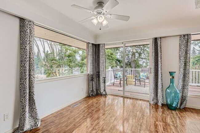 Building Photo - Gracious and Spacious and NO Steps at $3200!