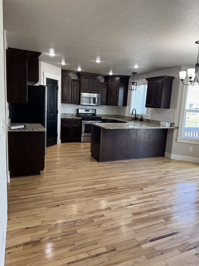 Building Photo - 890 W 110 S