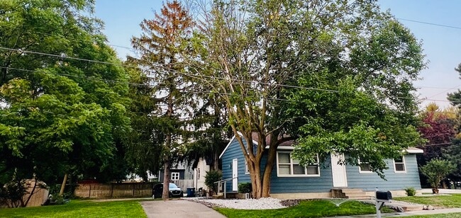 Building Photo - 520 S Eastern Ave