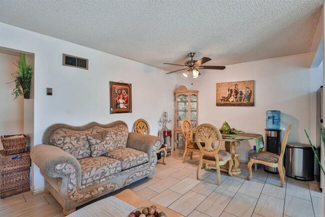 Building Photo - Lovely 3 Bedroom Townhome in Chula Vista!