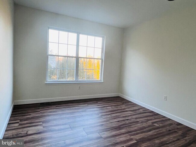 Building Photo - 102 Sweethollow Dr