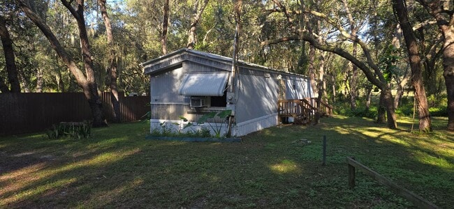 Primary Photo - Model: Crown