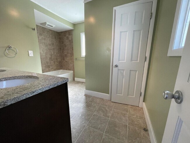 Building Photo - 405 S Eagleson Ave