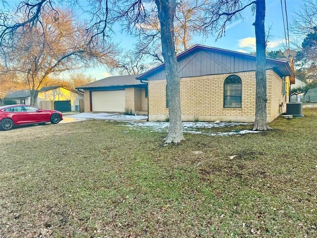 Building Photo - 1102 Serenada Dr