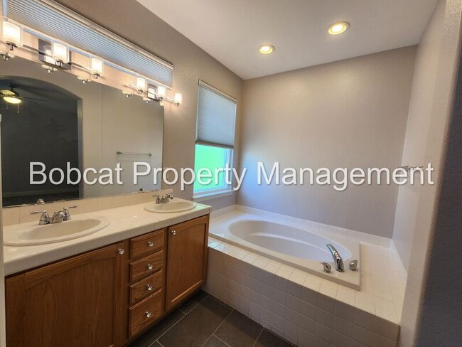 Building Photo - 1240 Flintwood Dr