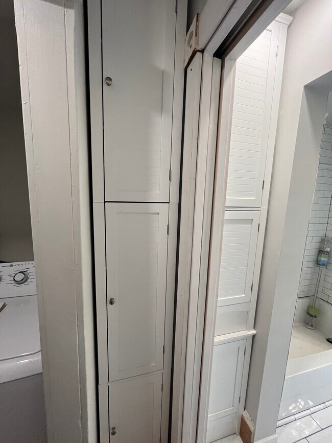 Building Photo - 6 E Oak Ave