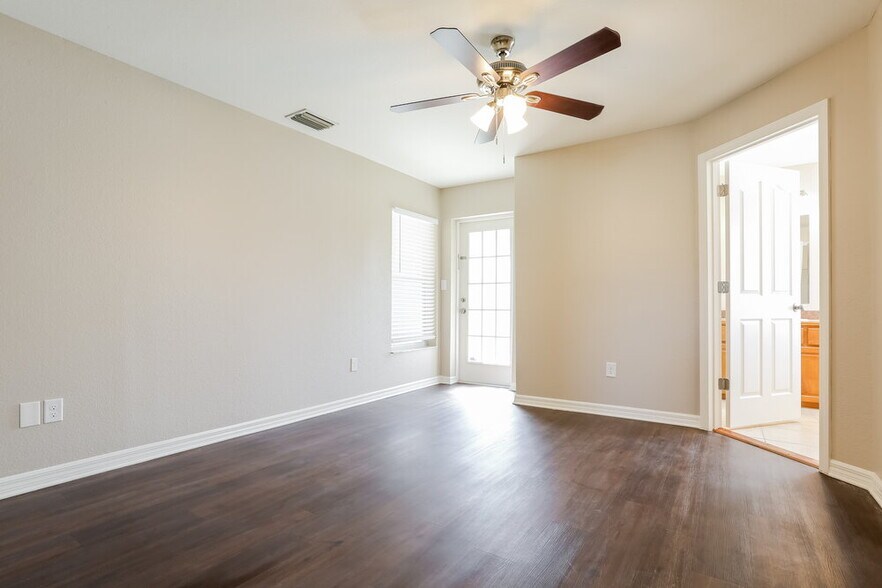 Building Photo - 4995 Hurley Ave