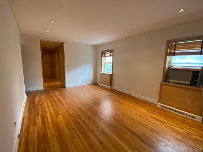 Building Photo - 330 Broadway