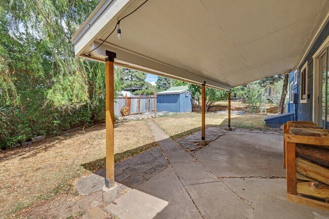 Building Photo - 305 Mesa Dr