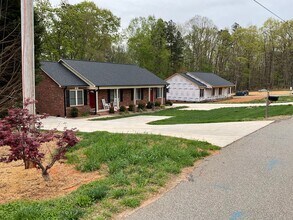 Building Photo - 2 Bedrooms, 2 Bath Condo/Duplex For Rent on Janice Road, Lincolnton NC