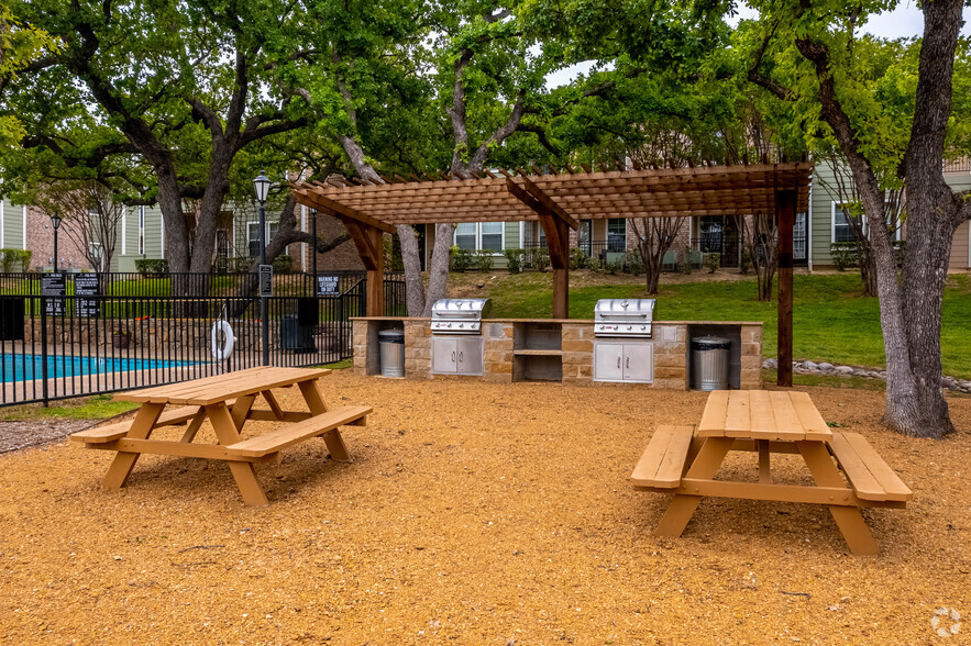 Outdoor Grilling Area - Southgate Glen