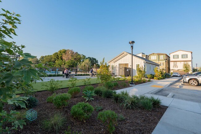 Building Photo - 4 Bed 3.5 Bath Detached House in South El Monte!
