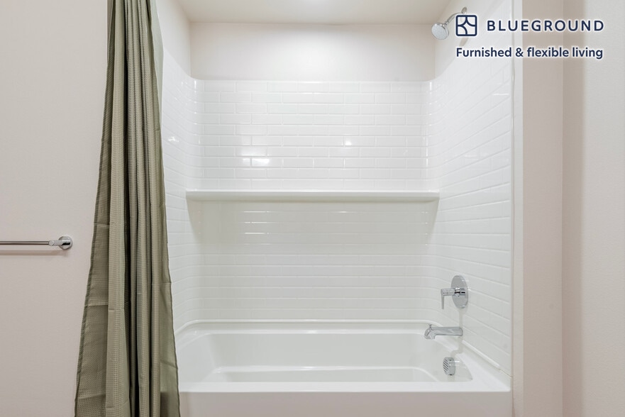 Building Photo - 2333 Calle Del Mundo