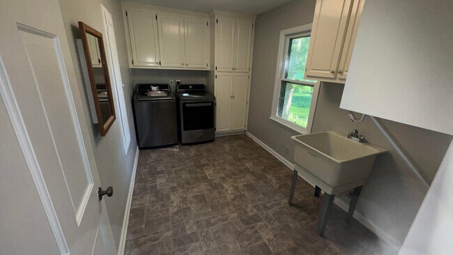 Building Photo - 160 Cotton Road