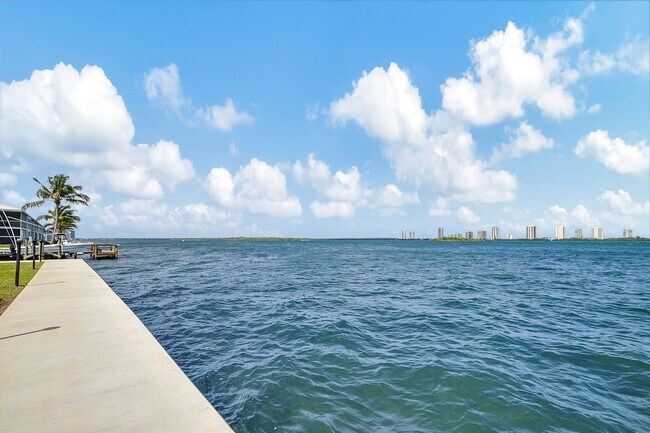 Building Photo - 1110 Lake Shore Dr