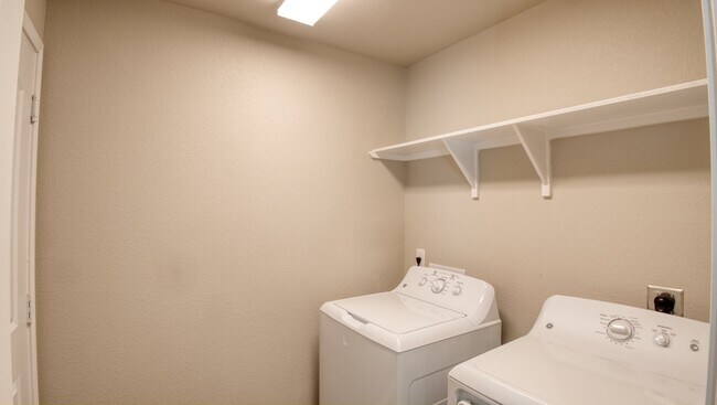 Building Photo - 610 Hollyhock Dr
