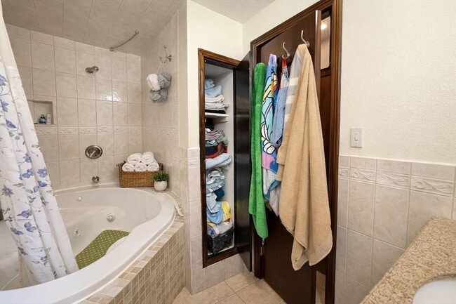 Building Photo - 183 Forest St