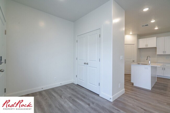 Building Photo - Stunning Spacious 3 Bedroom Unit