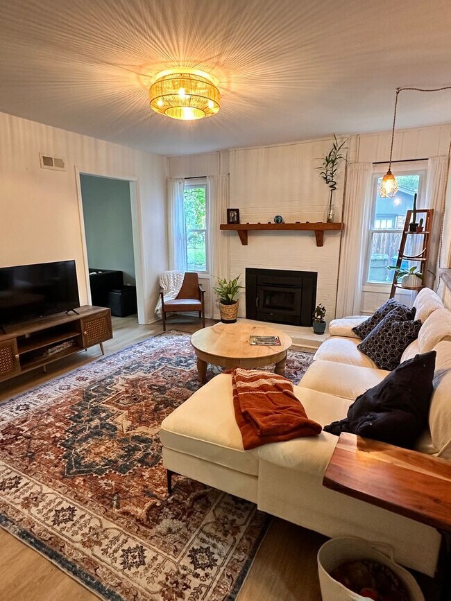 Building Photo - Charming 3 bed 2 bath ranch with fenced yard  available 6/5/2026!