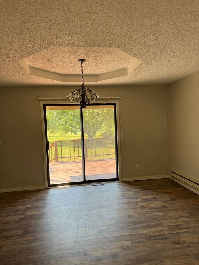 Building Photo - Cute, refreshed home on quiet cul de sac.