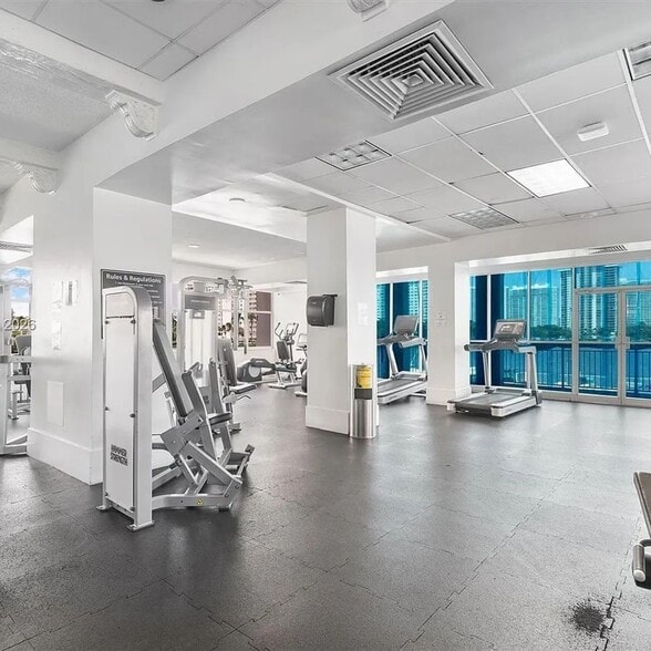 Building Photo - 18031 Biscayne Blvd
