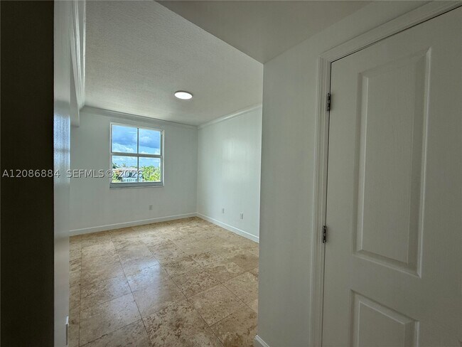 Building Photo - 9172 Collins Ave
