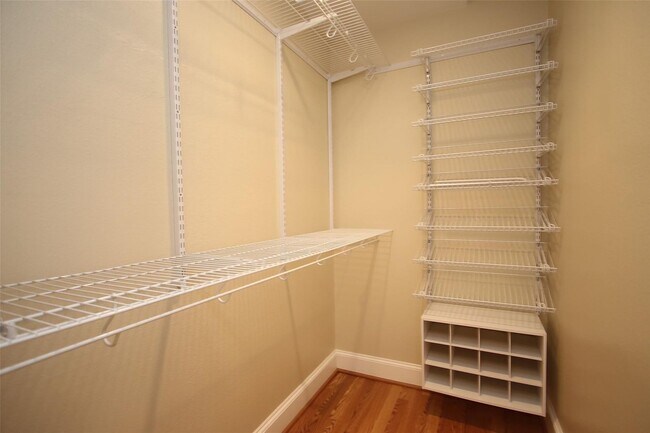 Building Photo - Beautifully updated 3BR/2BA Bungalow in de...