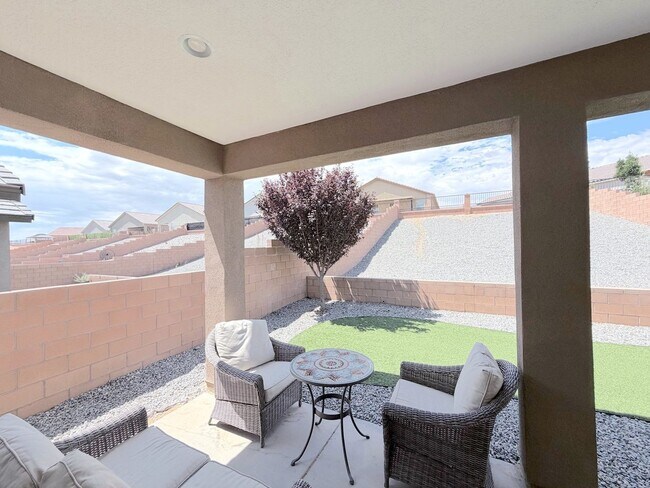 Building Photo - Modern 3 Bedroom Los Lunas Home with Refrigerated Air. Near I-25!