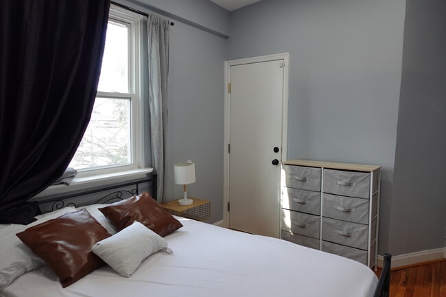 Building Photo - 1228 18th St NE