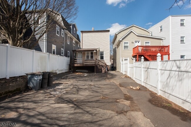 Building Photo - 109 Maple Ave