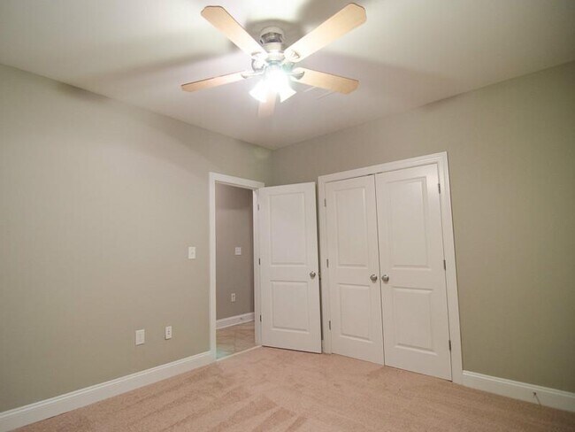 Building Photo - 273 Carlyle Park Dr
