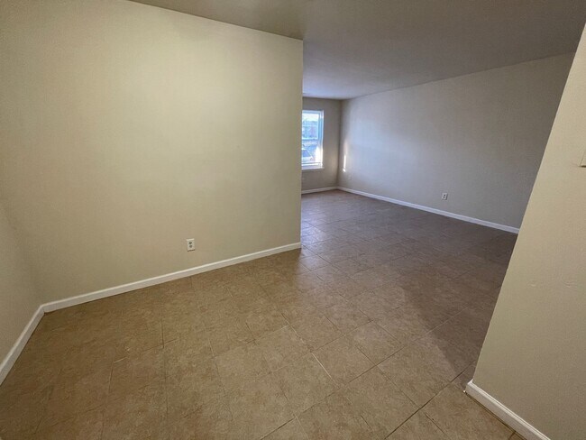 Building Photo - 2 BED 1 BATH 1ST FLOOR APARTMENT