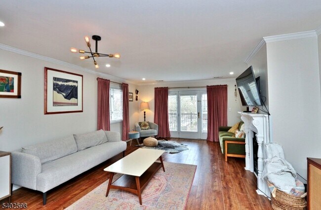 Building Photo - 35 Mews Ln