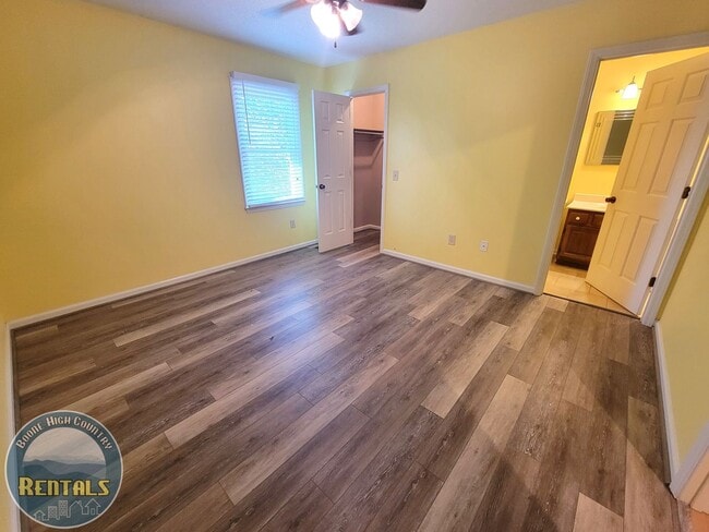 Building Photo - Charming 2BR/1.5BA Townhome Near the Greenway!
