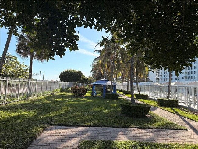 Building Photo - 2899 Collins Ave