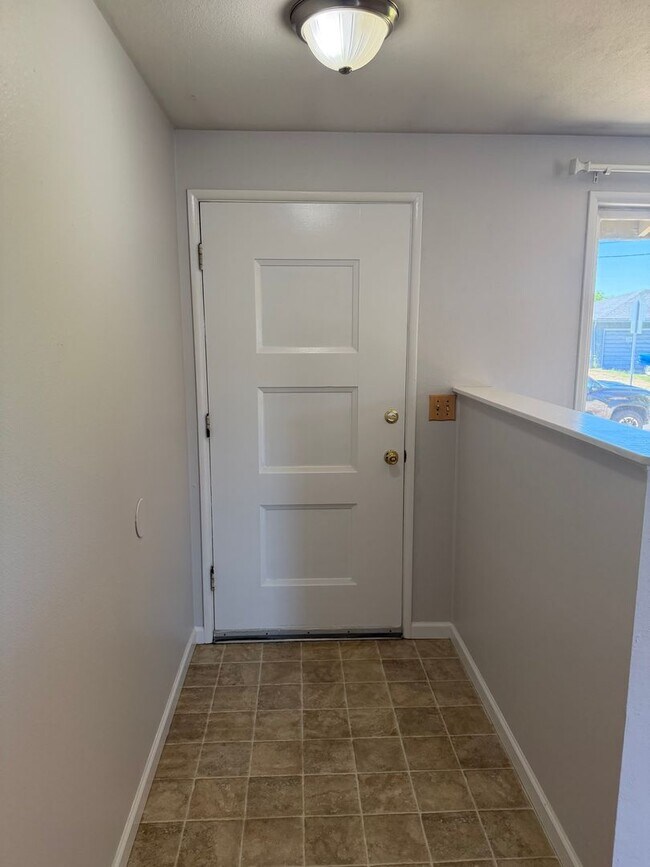 Building Photo - 3-bedroom, 1 bath duplex with garage!