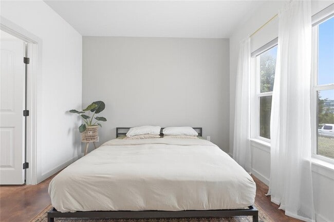 Building Photo - 10412 Parkwood Dr