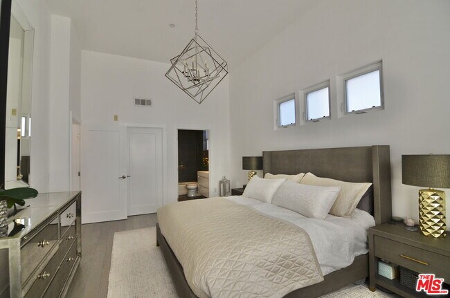 Building Photo - 5703 Laurel Canyon Blvd