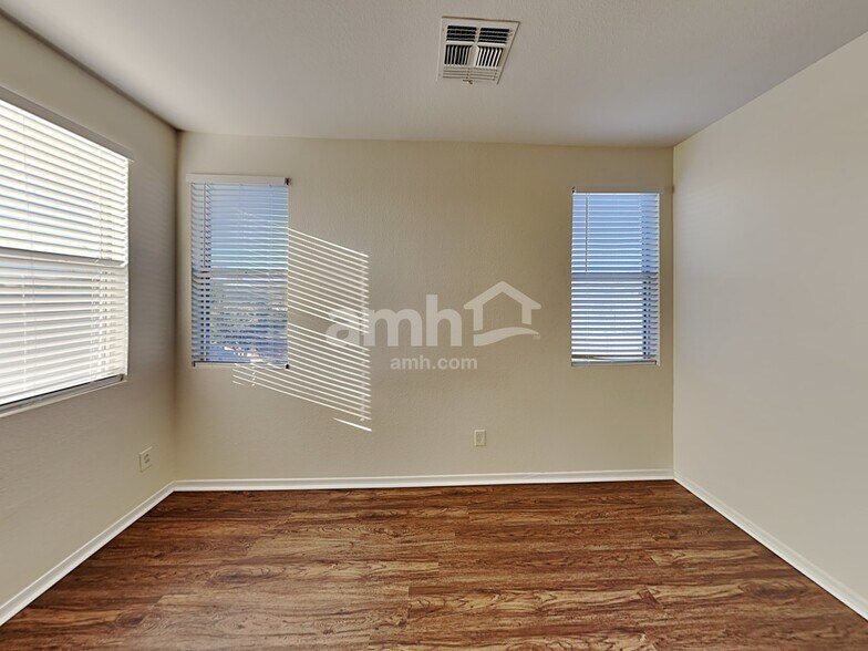 Building Photo - 9742 E Knowles Ave