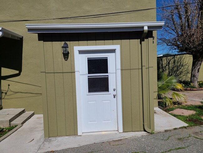 Building Photo - Raymond