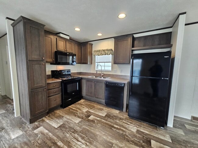 Building Photo - 6 Daisy Ln