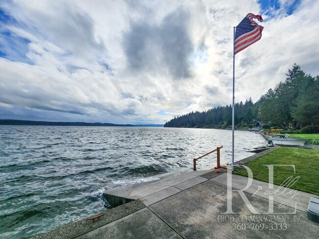 Building Photo - Charming Waterfront Retreat in Poulsbo, Wa...