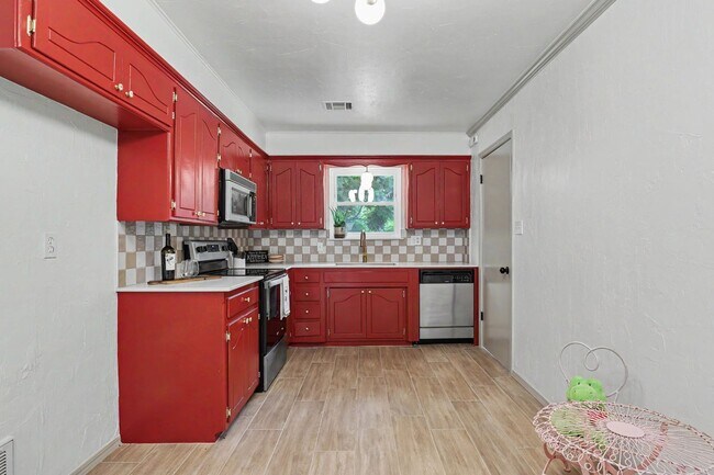 Building Photo - Adorable in Central Edmond