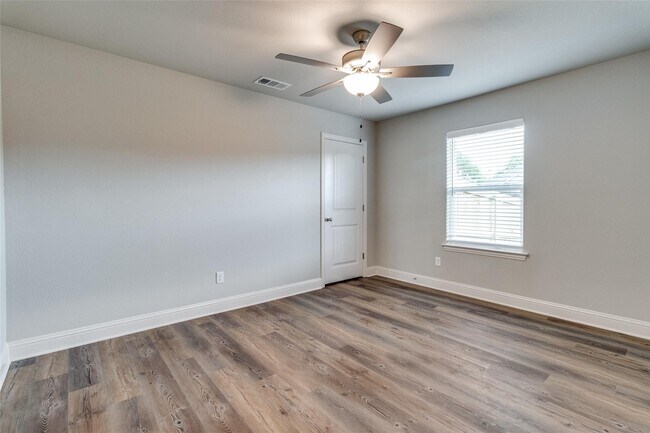Building Photo - 2802 Clover Dr