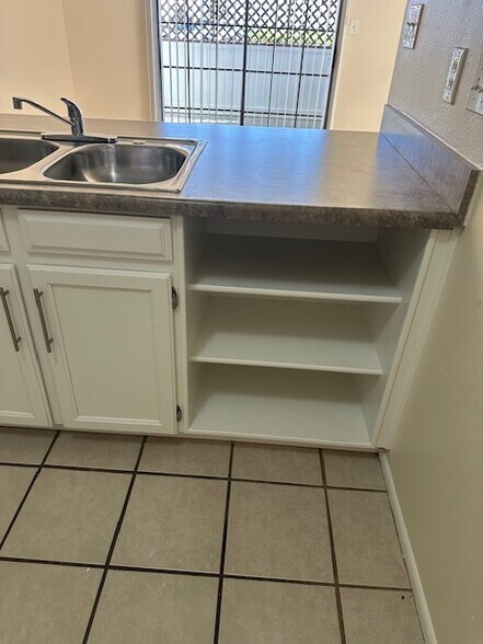 Building Photo - 1908 N Spring