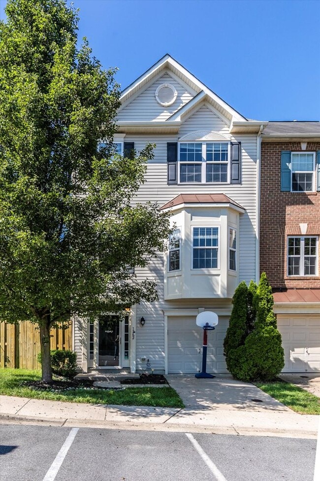 Building Photo - Twin Arch