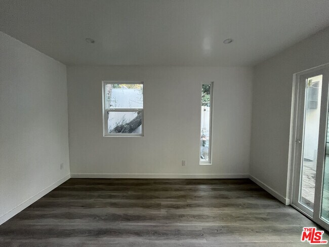 Building Photo - 1162 N Poinsettia Pl