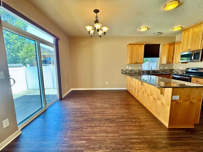 Building Photo - COMING SOON - EZ access to 205 within minu...