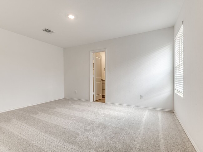 Building Photo - Brand New Home + Edmond Schools + 4 bedroo...